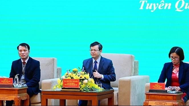 Chủ tịch UBND tỉnh Nguyễn Văn Sơn (giữa) chủ trì đối thoại với nông dân - Ảnh: Việt Hòa